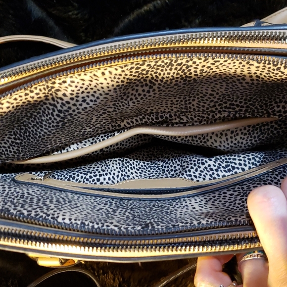 An Alyssa Handbag with the most Pockets you'll ever see on a purse! - Picture 8 of 11